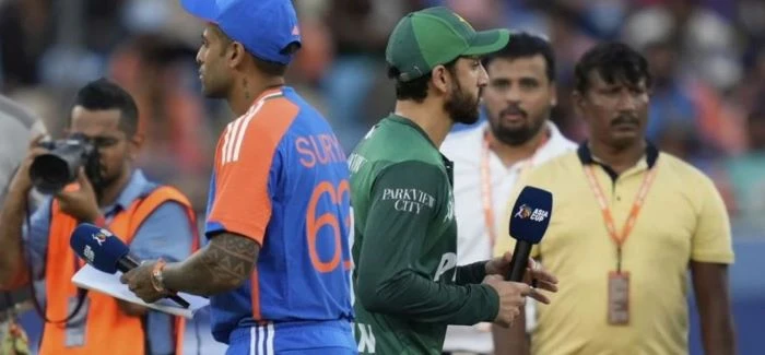 ভারতের বিপক্ষে টসে হেরে ব্যাটিংয়ে পাকিস্তান
